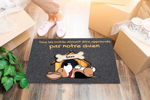 Tous les invités doivent être approuvés par nos chiens - Paillasson Tapis Gris- Noms personnalisables jusqu'à 5 chiens